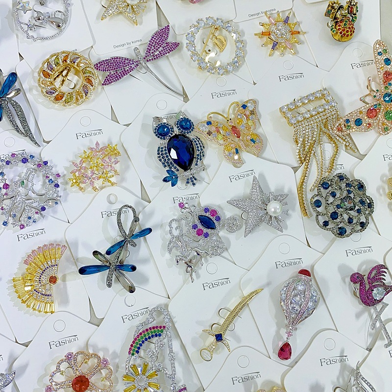 High-End Fashion Brooch with Full Diamonds, Gold-Plated, Color-Preserving, Pearl and Colored Zircon Brooch for Coat Collar