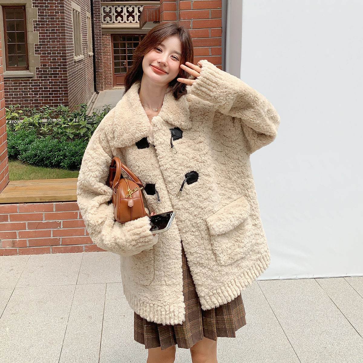 羊羔毛毛外套女皮草大衣加厚新款牛角扣保暖冬季宽松棉服上衣