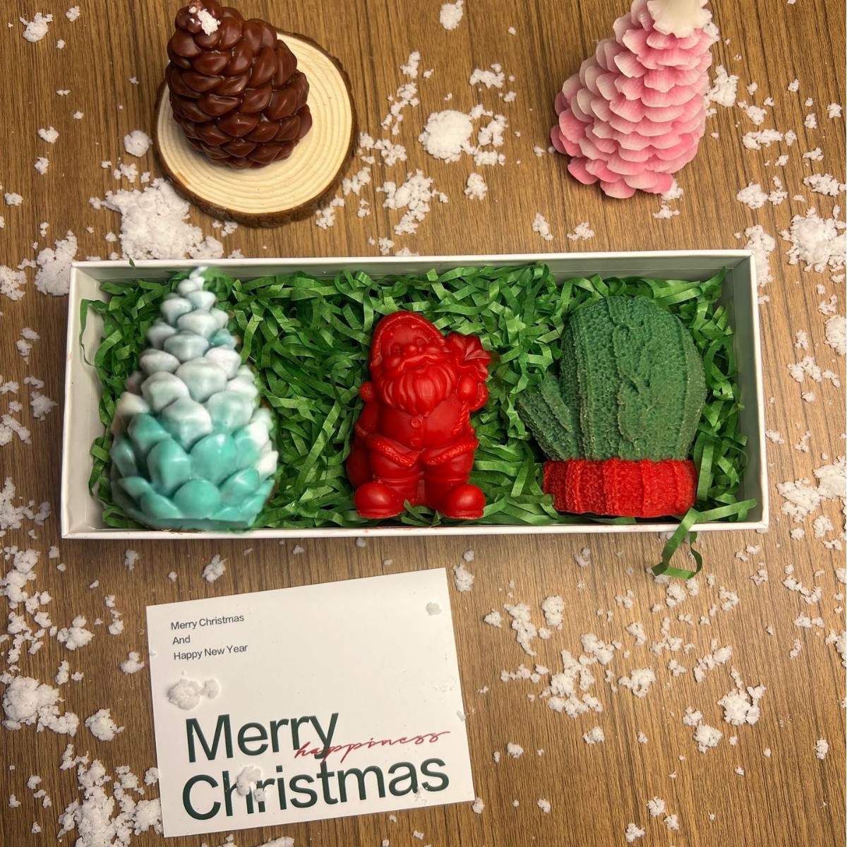 Caja de regalo baja g (papá Noel + guantes + pino verde)