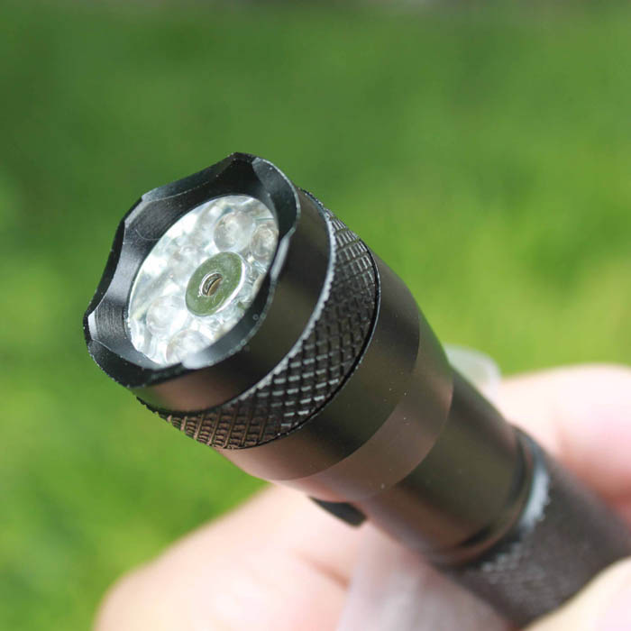 Linterna de luz brillante Una batería de 5 ª 7 LED+ láser rojo 2 en 1 Linterna (sin batería) image 2