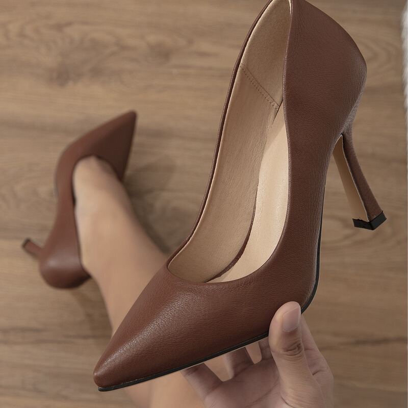 Elegant Brown High-Heeled Shoes for Women, with Thin Heels, Shallow Toe, Soft Leather, Comfortable for Commuting and Professional Work Elegant Brown High-Heeled Shoes for Women, with Thin Heels, Shallow Toe, Soft Leather, Comfortable for Commuting and Professional Work