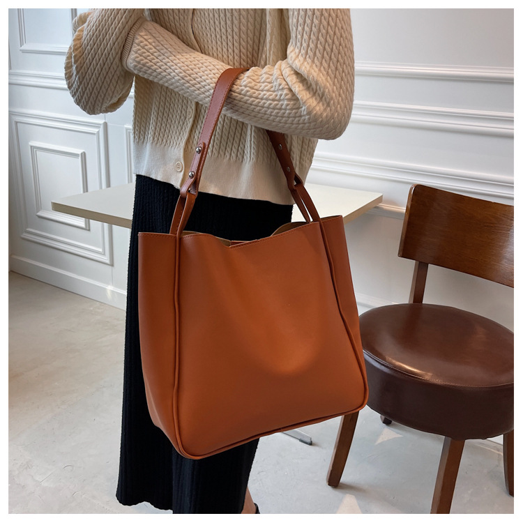 300g Weight Magnetic Buckle Closure Type Single Shoulder Strap Strap Type Bucket Bag Bags Type Pu Leather Material Solid Color Pattern Streetwear Style Beige, Black Color Large Size Large Pu Leather Streetwear Bucket Bag 7