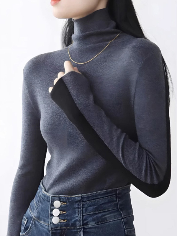 両面にデザイン感のあるウールのニット服を着ています。|undefined