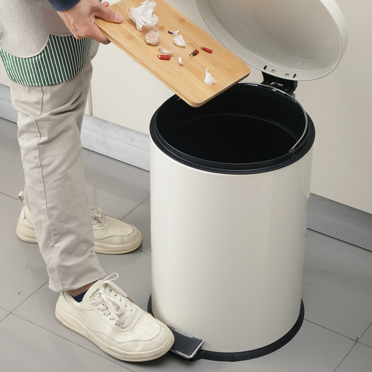 Bote de basura abatible redondo beige transfronterizo Cocina doméstica Pedalear con tapa Cubo de limpieza silencioso