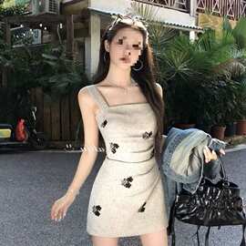 2026夏新款法式方领刺绣连衣裙女 修身显瘦米色底黑花A字短裙纯色