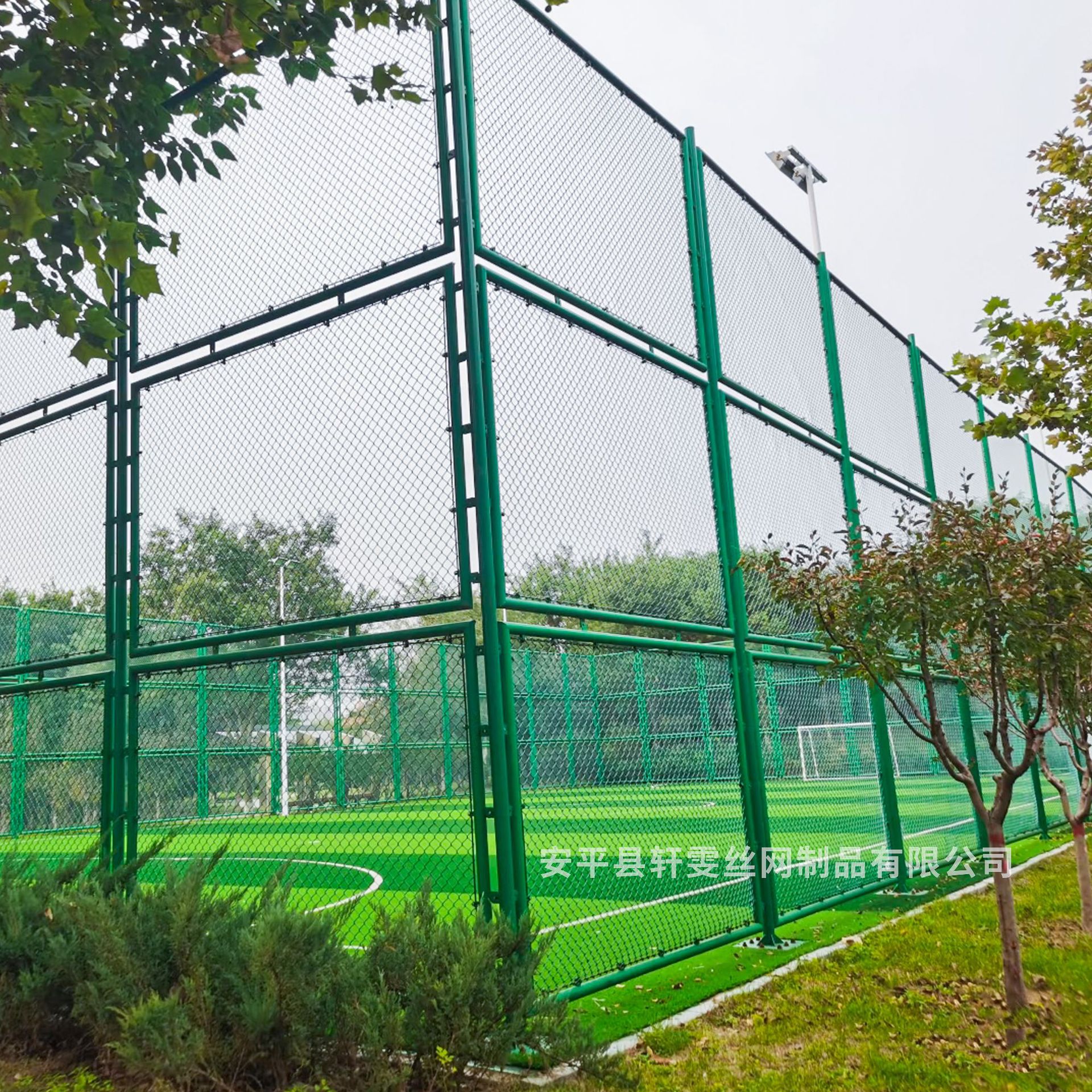 足球场围栏网体育场围网学校操场防护网运动场勾花护栏网球场围网