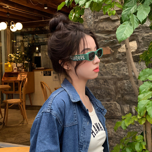 New pink small-frame sunglasses for women, high-end European and American cross-border letter sunglasses for men, square-frame personalized retro glasses