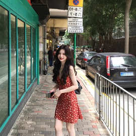 红色复古碎花吊带连衣裙女夏季新款茶系纯欲法式气质V领港风短裙
