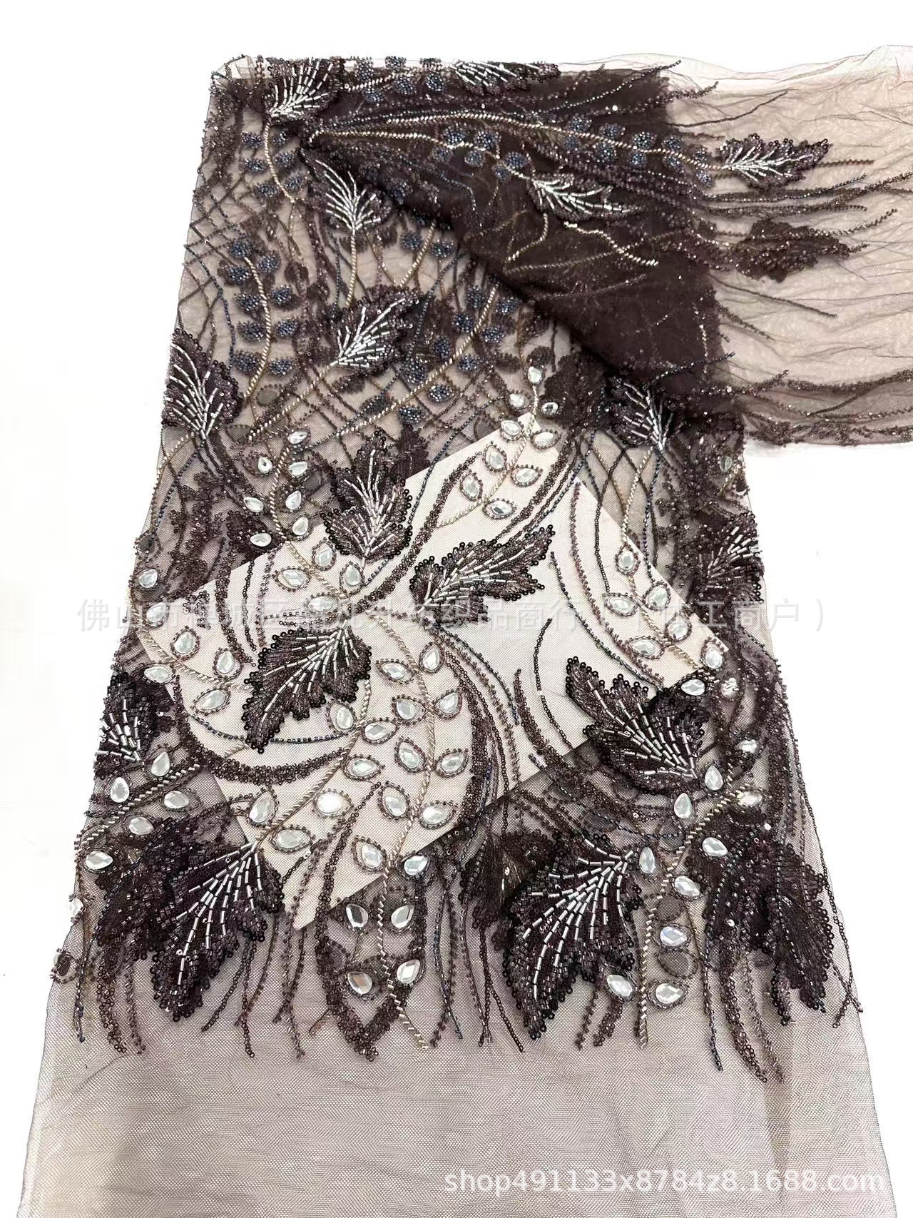 Hecho a mano DIY contraposición tubo de perlas bordado tela de cena de moda europea y americana V-collar tela de vestido de cola de pez