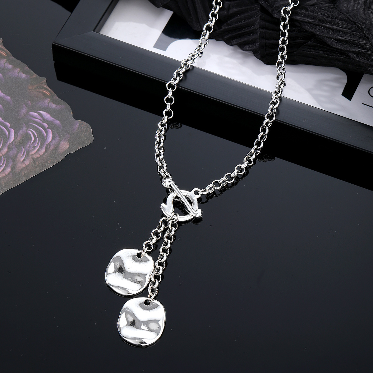 Simple Antique Silver Round Pendant Necklace With Ot Buckle_voghion.com