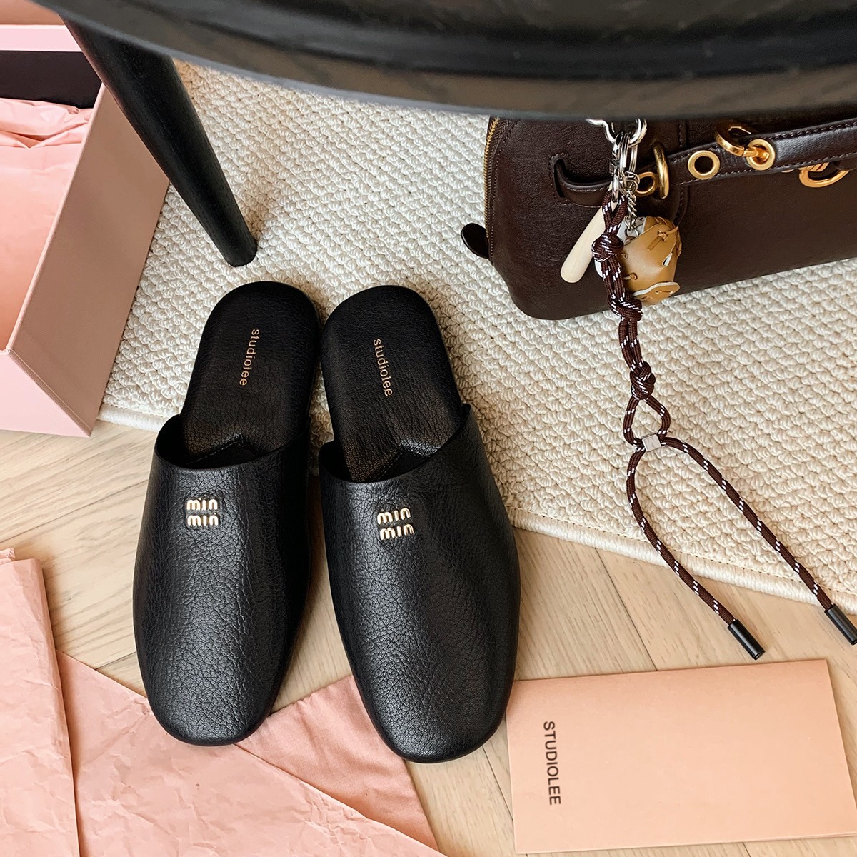 La primera capa de piel de vaca ~ la uva de la madre Miu cuero retrógrado plano perezoso zapatillas con un pie botones