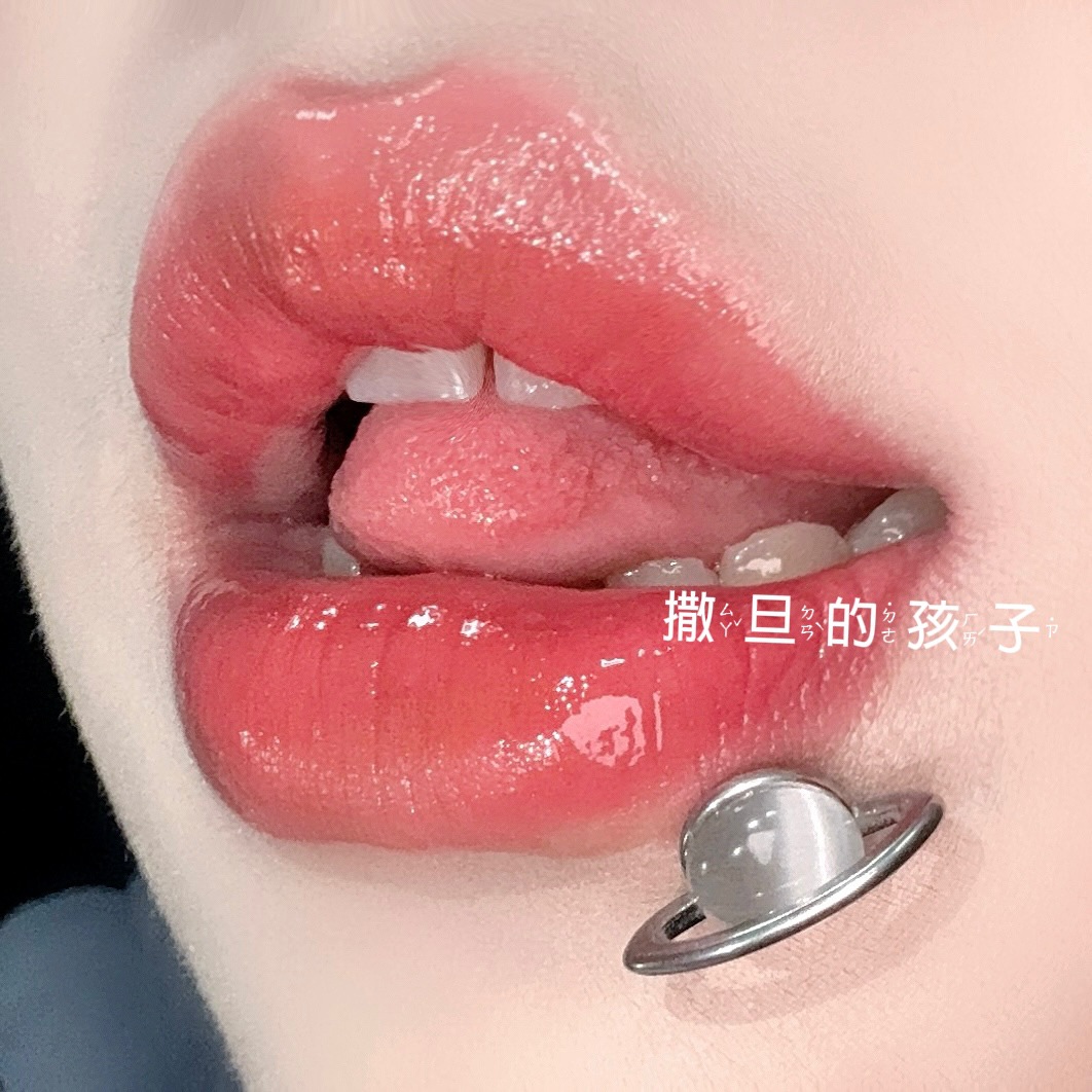 16G labret stud size and finish detail