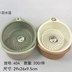 円形のプラスチックの水たまりのバスケットは野菜のバスケットを収納します。