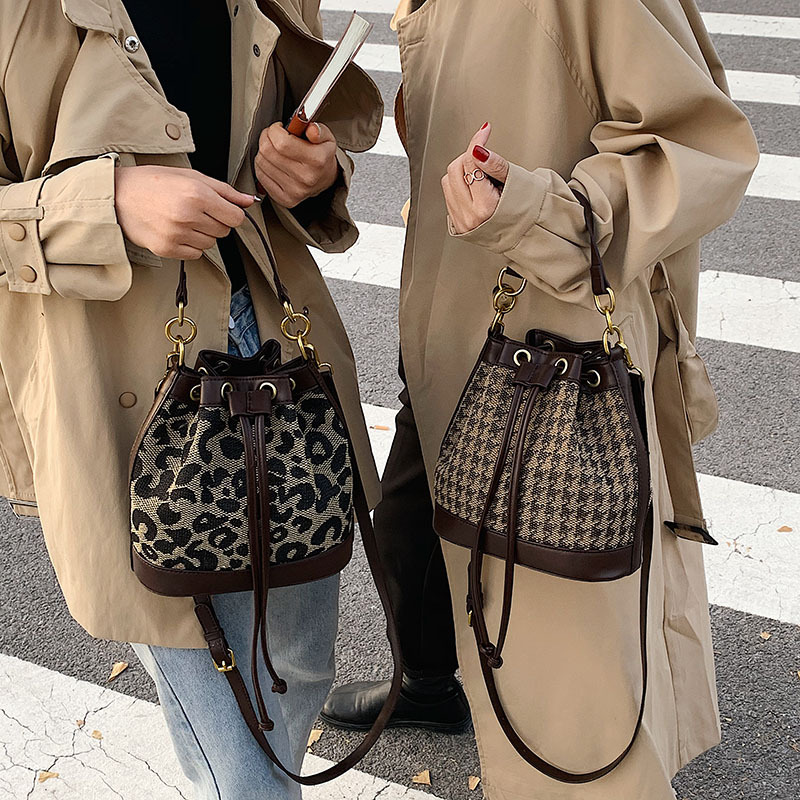 Bolso de mujer Baigou 2021 Otoño e Invierno Nuevo bolso de cubo Moda Bolso de Mensajero de pata de gallo para mujer bolso simple de todo fósforo