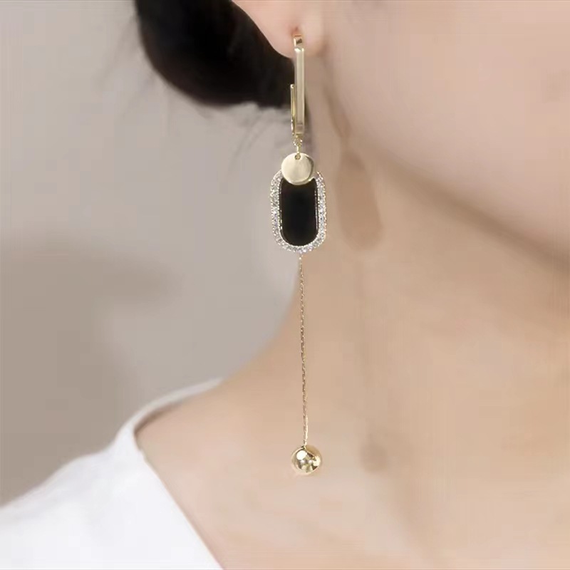 Women's Earrings style long asymmetrical tassel earrings for women with round faces, slimming, fashionable, light luxury and high-end earrings trend_voghion.com