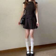 学院風のレトロな格子縞の一字の襟のワンピースの子供の夏の2025の新型のフランスの気質は腰の百を収めます。