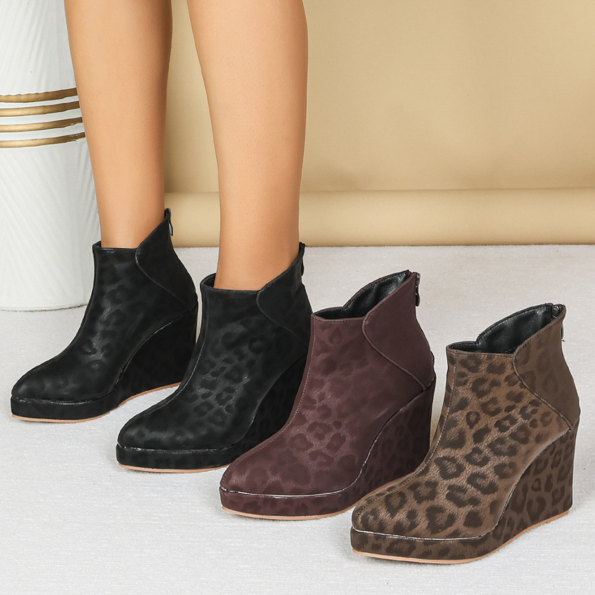 국경 간 유럽과 미국의 웨지 힐 두꺼운 밑창 대형 서양 패션 겨울 새로운 스타일 중간 굽 뒷 지퍼 여성 짧은 부츠 도매