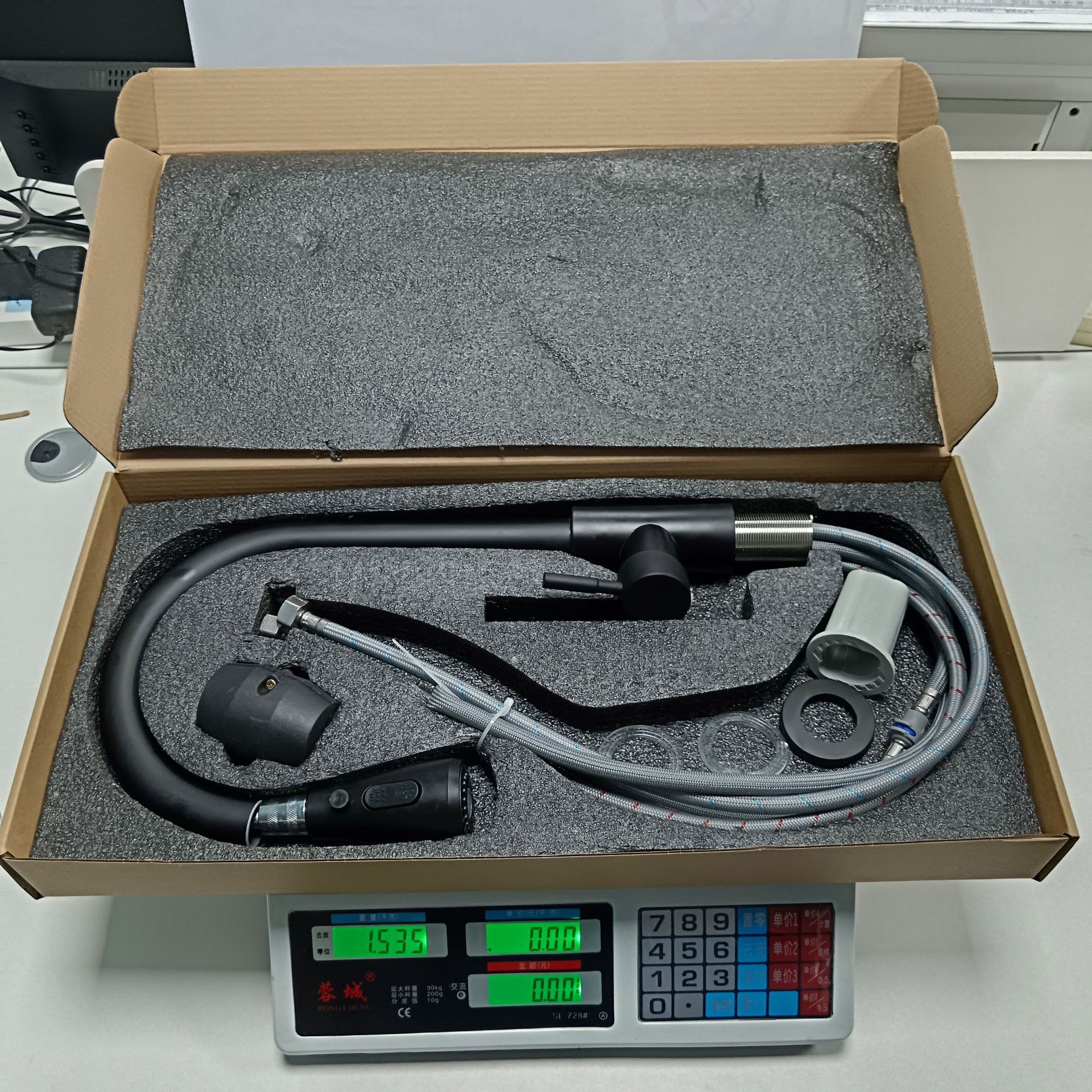 Tire grifo cocina caliente y frío fregadero de acero inoxidable fregadero doble salida de agua retráctil grifo giratorio al por mayor