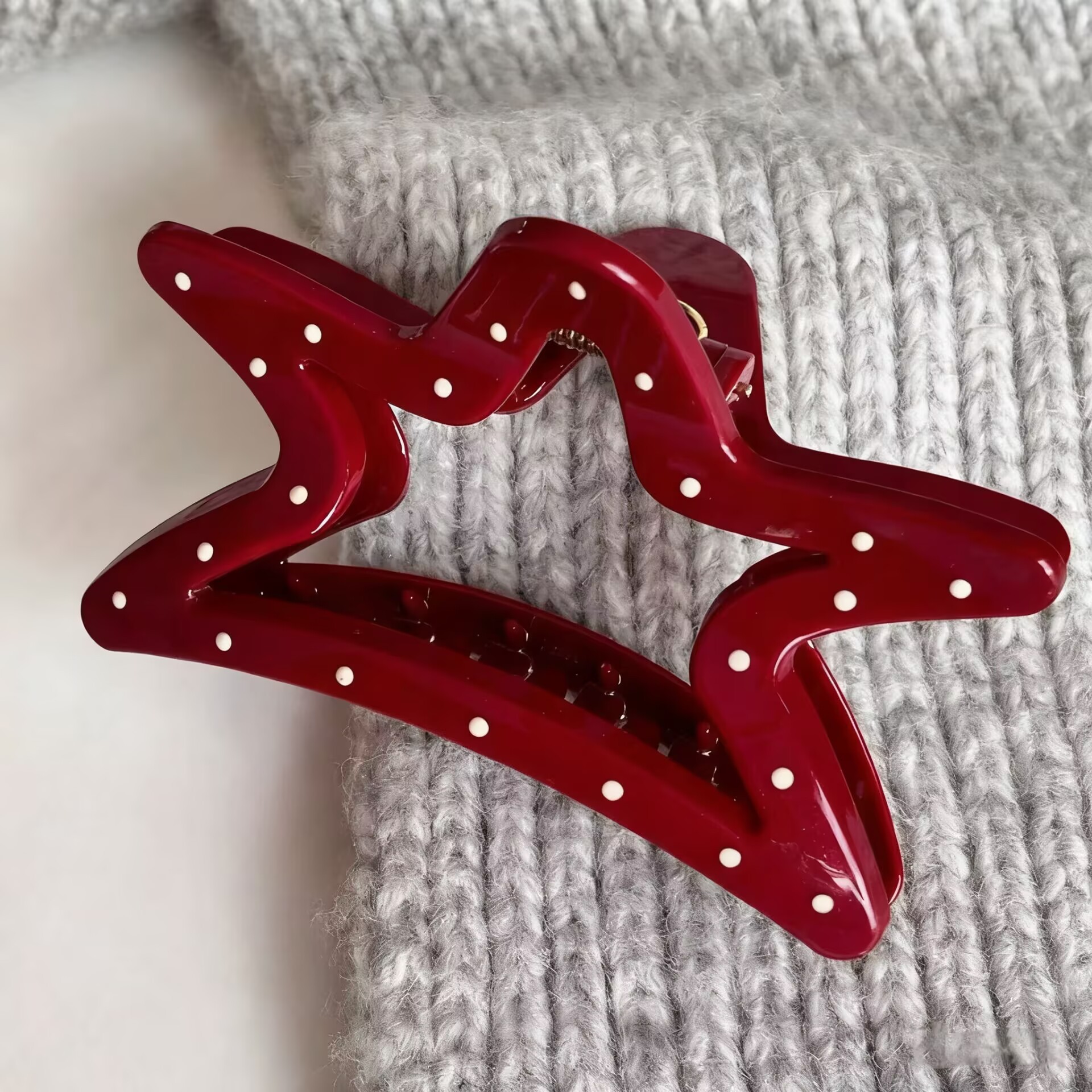 Red polka dot five-pointed star