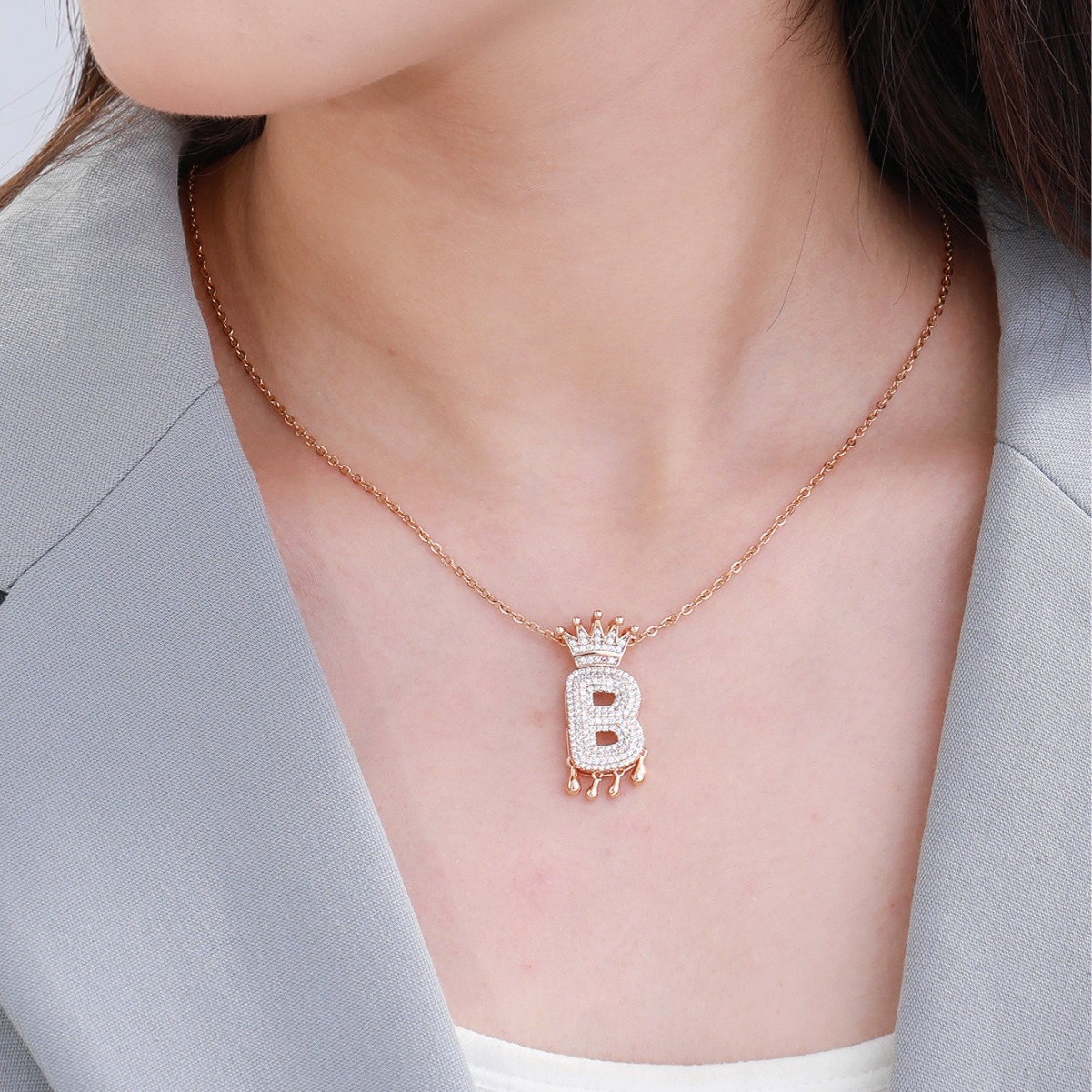 Xu Ping Jewelry Europa y América Transfronterizo Amazon Personalidad hip-hop 26 letras inglesas circón corona colgante collar femenino