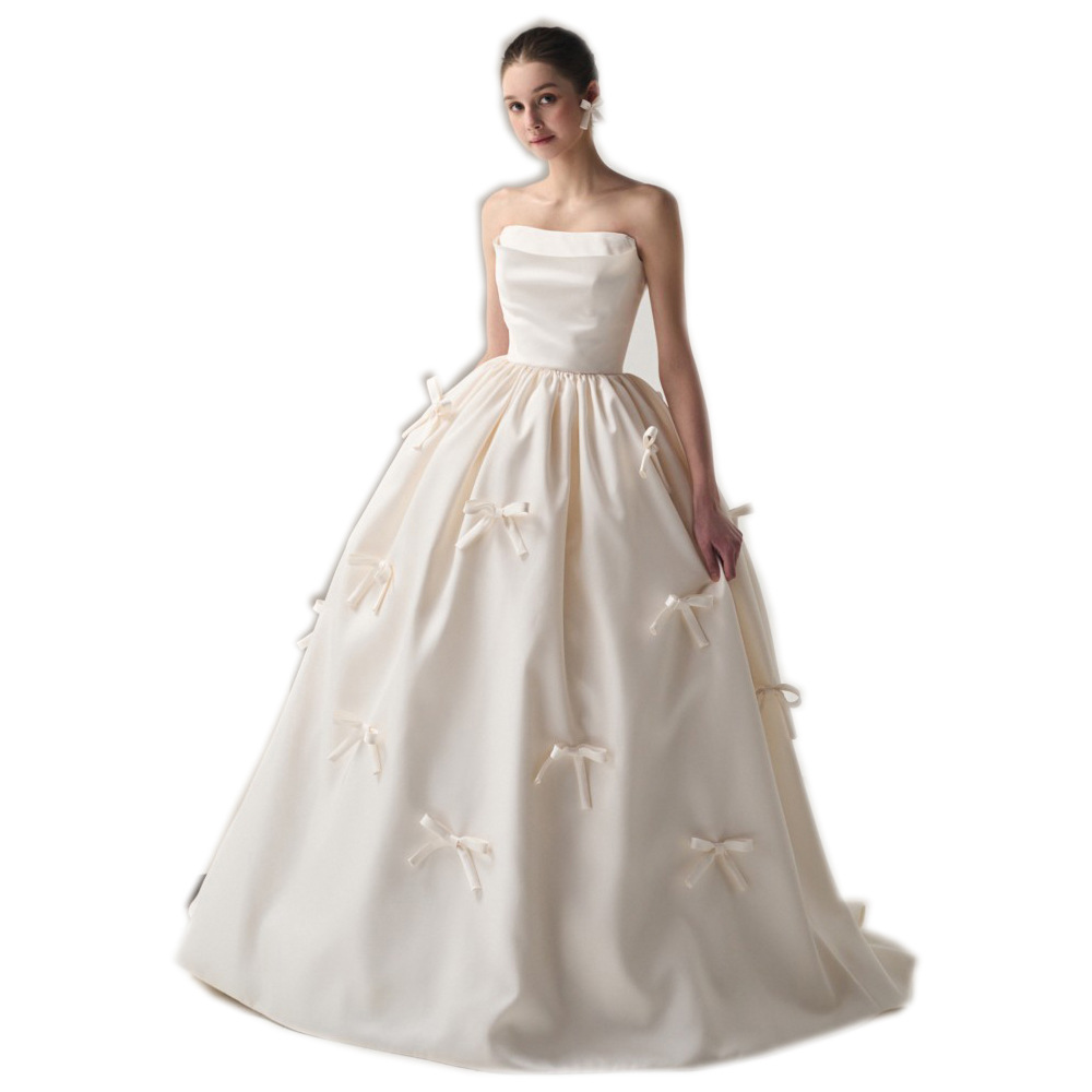Französisches Satin-Brautkleid 2026: Schlichtes, trägerloses, figurschmeichelndes Prinzessinnenkleid mit Puffrock im Waldstil_voghion.com