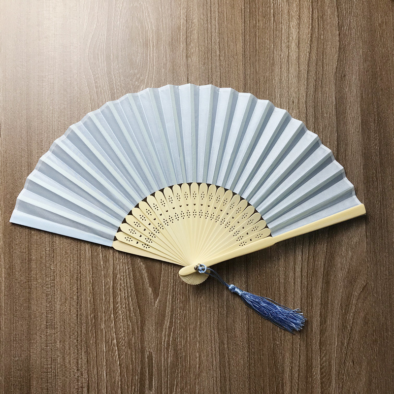 En stock paño llano transfronterizo plegable ventilador de hierro de uñas y borla llanura de la boda plegable ventilador de tela de color caramelo ventilador 15 colores opcionales