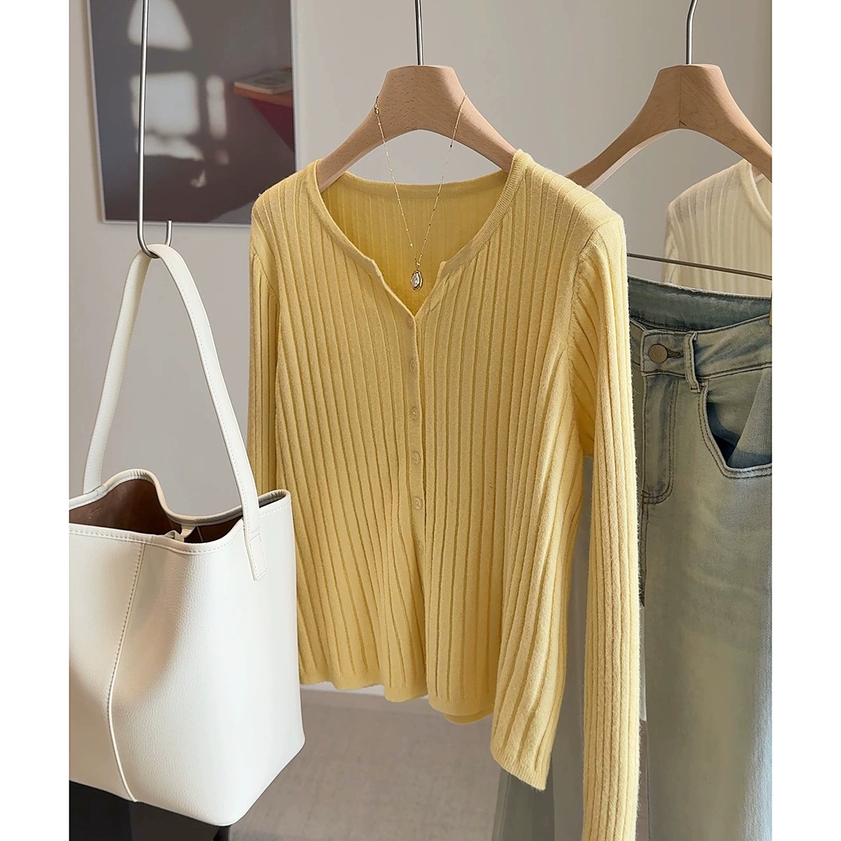 Женский трикотажный кардиган с V-образным вырезом и полосками, внутренняя рубашка, ранняя осень 2025, новый стиль, удобный трикотаж, трикотажный топ
