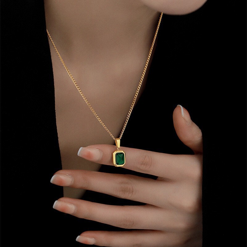French Retro Simple Emerald Alloy Pendant Necklace Female Niche Design High-end Fashion All-match Clavicle Chain