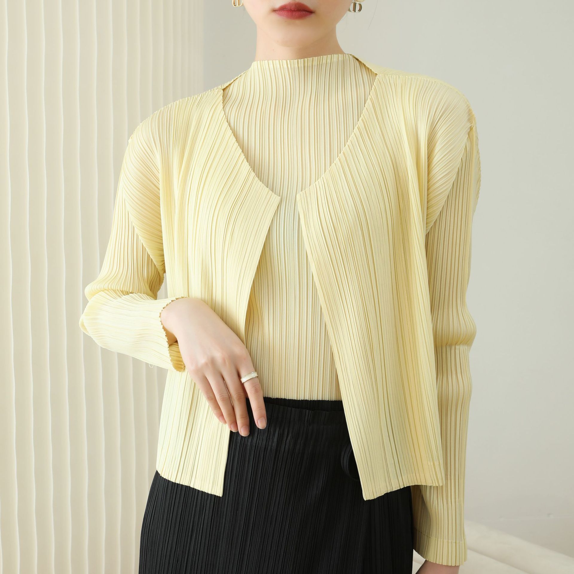 Cárdigan plisado de alta gama con calidad superior para otoño y primavera, chaqueta básica versátil de manga larga, delgada, de color sólido y corte ajustado.