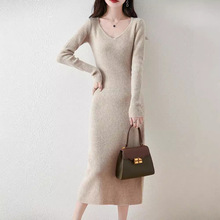 秋冬新款V领连衣裙女坑条针织打底裙长款修身毛衣桃心领100羊毛裙