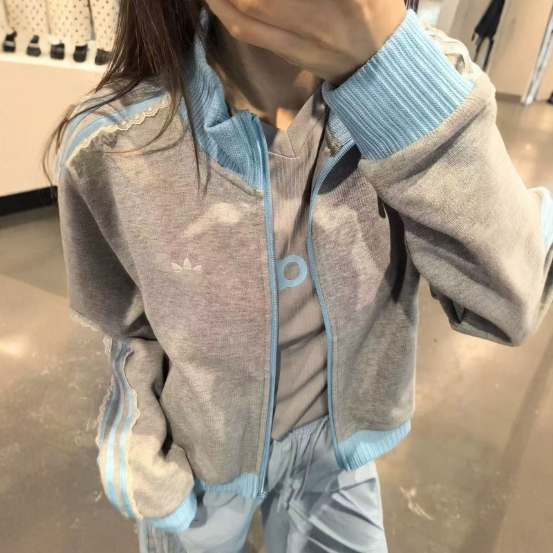 Spring and Autumn New Style Three-Stripe Lace Trim Knit Jacket for Women, Stand Collar, Zipper, Color-Block Casual Sports Jacket Top Spring and Autumn New Style Three-Stripe Lace Trim Knit Jacket for Women, Stand Collar, Zipper, Color-Block Casual Sports Jacket Top