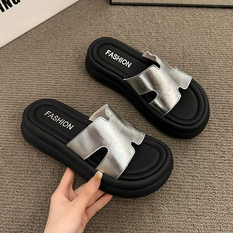 Ленивая мода слово тапочки носить летом 2024 сандалии женские новые толстые подошвы повседневные нескользкие пляжные сандалии