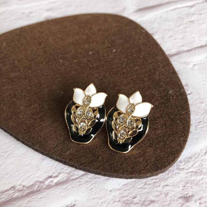 Retro Black White Enamel Flowers Stud Earrings Wholesale Nihaojewelry display picture 6