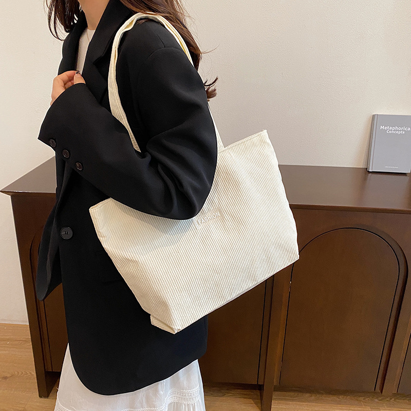 2024 invierno nuevo nicho de diseño bolso de hombro bolso de moda personalidad simple bolso de mujer para trabajar bolso de mujer
