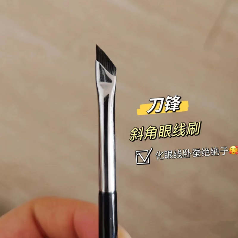 New Bevel Blade Eyeliner Brush Sickle Flat Eye Face Down to Sleeping Silkworm Detail Eye Makeup Brush Beauty Makeup Tools