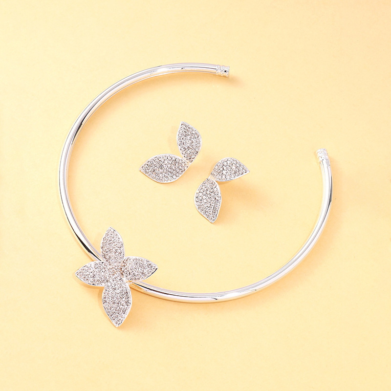 Conjunto de joyería de chispa abierta de diamante de Europa y los Estados Unidos collar temperamento pernos accesorios de lujo ligero conjunto de joyería