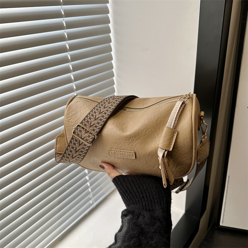 2024 otoño y invierno nuevo bolso de hombro de banda ancha de mujer bolso de mochila casual retro puerto de aire exterior bolso bajo la axila