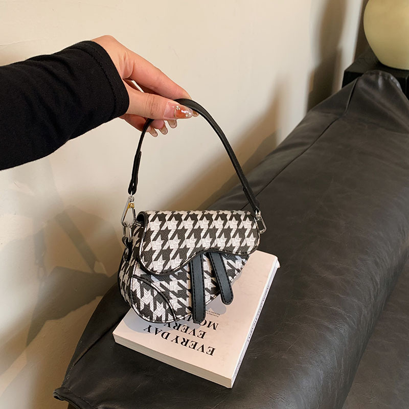 Otoño e invierno nuevo mini pequeño bolso de sillín de mano 2023 bolso de mensajero de hombro de pata de gallo de color de contraste para niños de moda