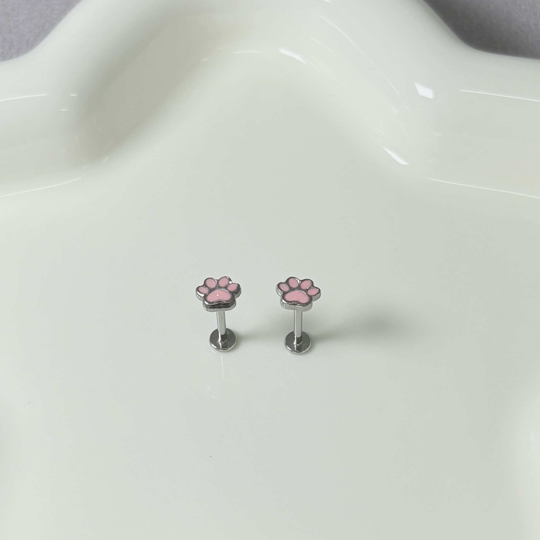 16G labret stud size and finish detail