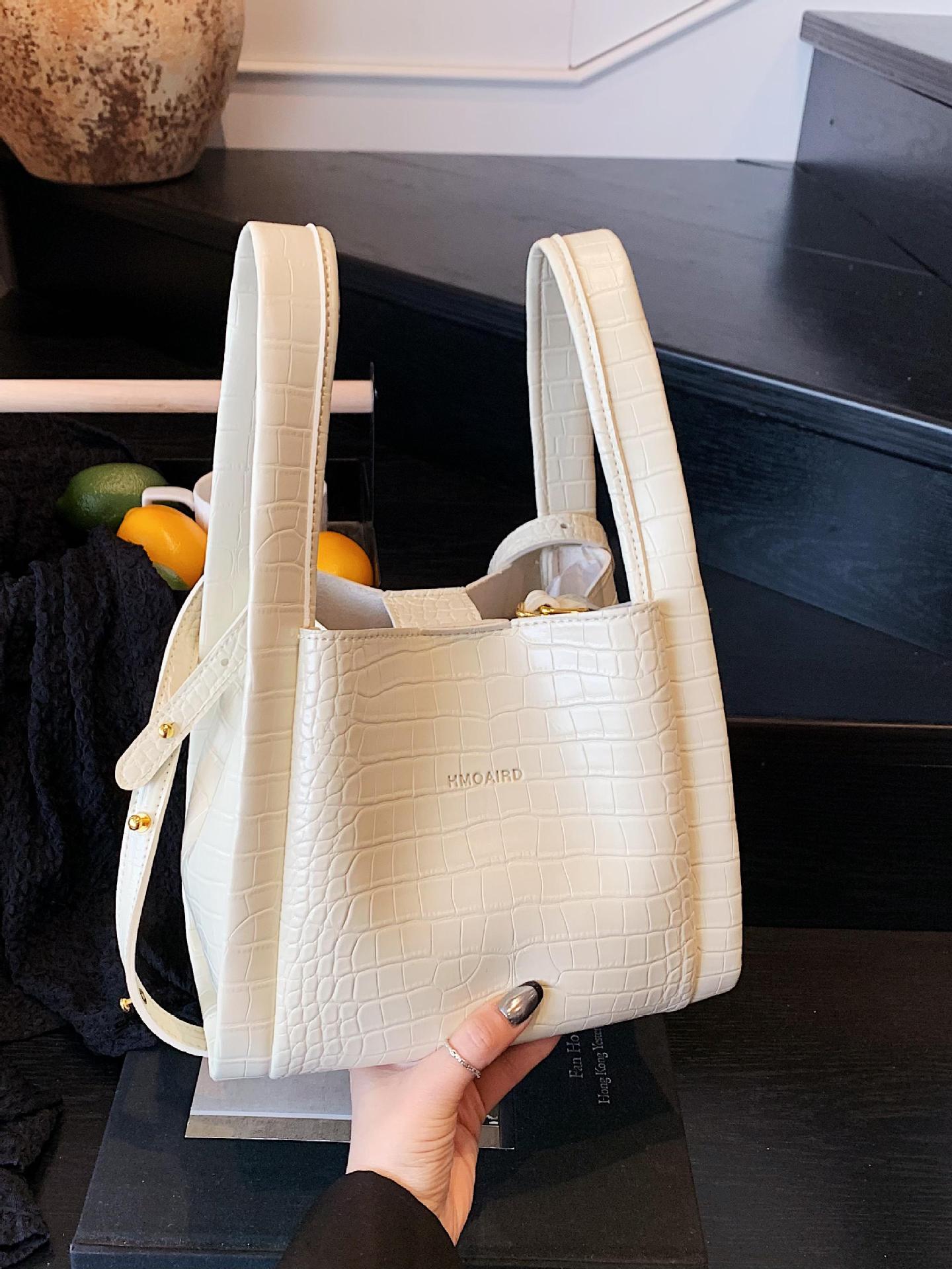 Bolso de cubo de mano de estilo explosivo con patrón de cocodrilo transfronterizo para mujer 2025 nuevo bolso de hombro con textura versátil bolso de mensajero súper caliente