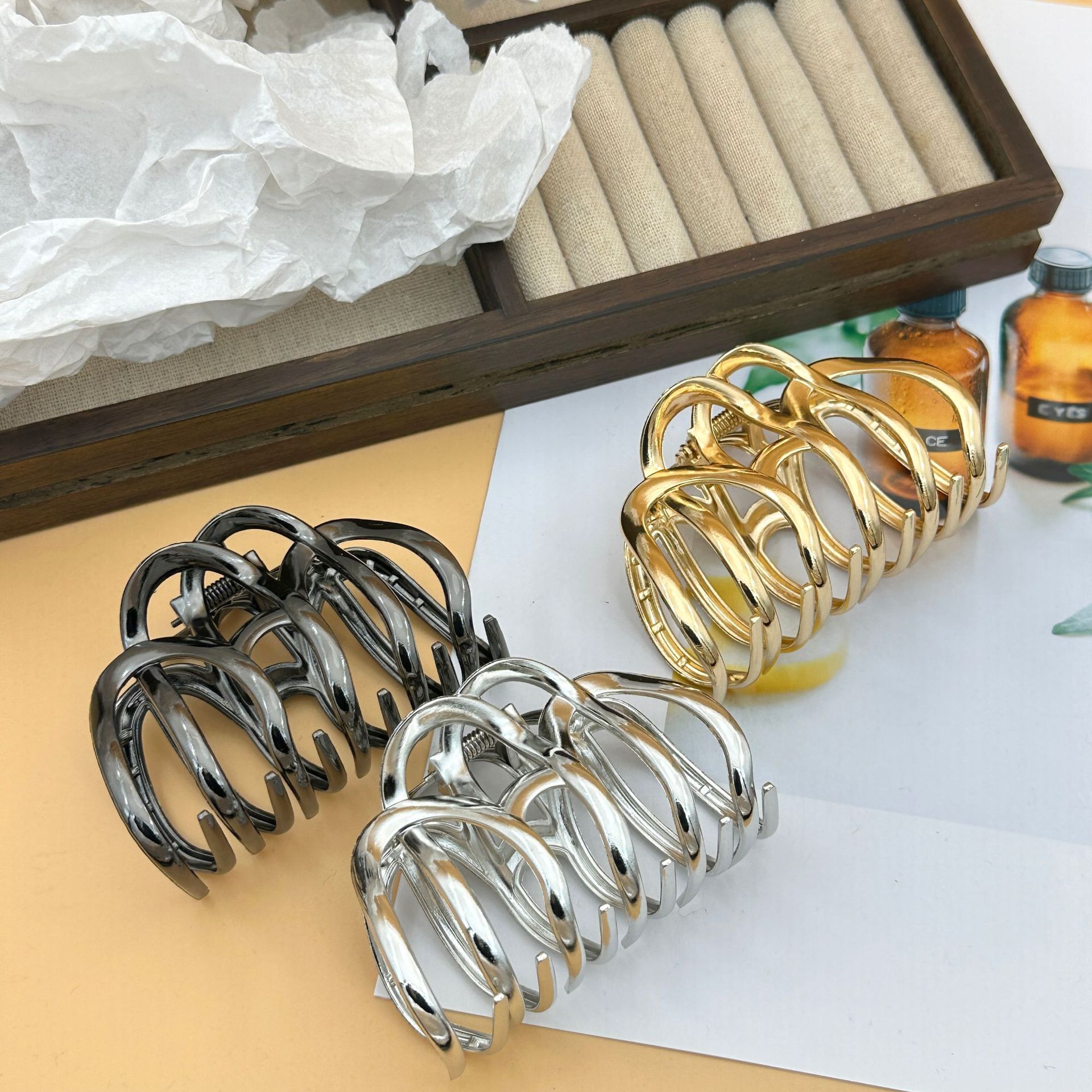 Solid Color Pattern Vacation Classic Style Women's Solid Color Zinc Alloy Hair Claws