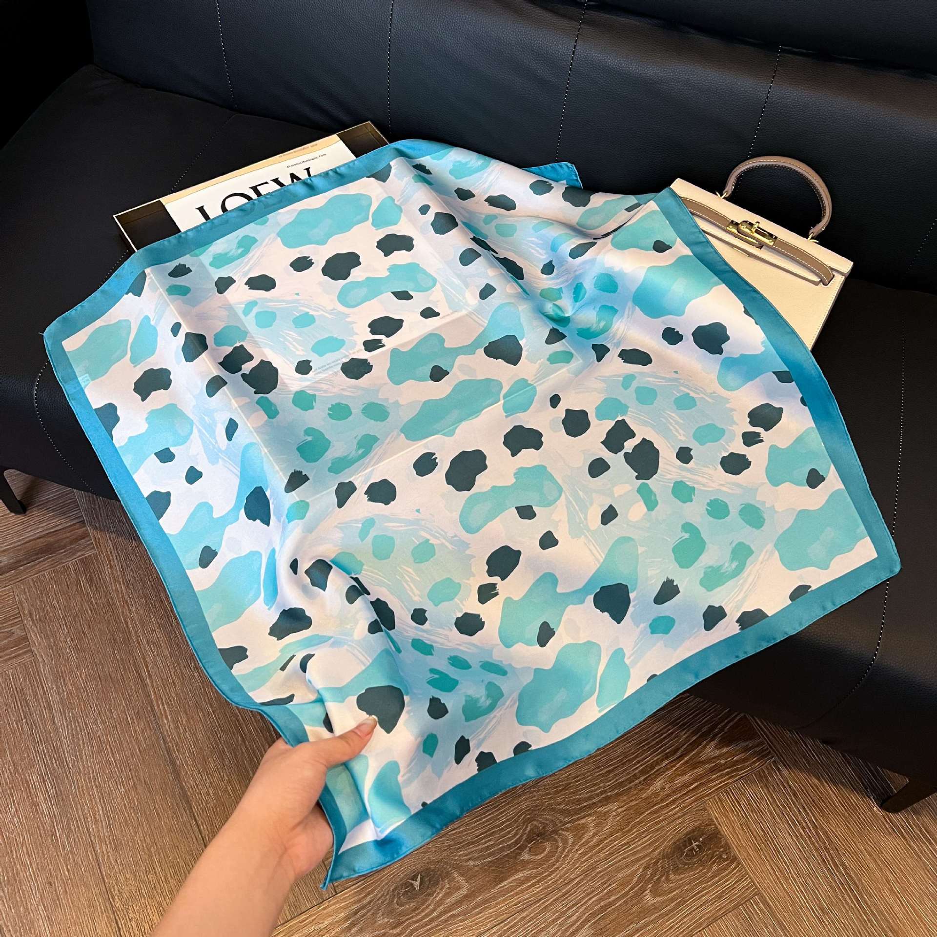 Transfronterizos nuevos bufandas de seda azul de alto nivel de seda cuadrada de simulación bufandas de moda de decoración de moda de combinación bolsa correa de pelo bufandas profesionales