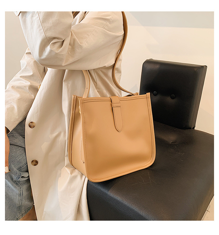 Unique Small Bag Women's Summer Versatile 2021 New Fashion Messenger Bag Shoulder Bag Internet Celebrity Contrast Color Tote display picture 5