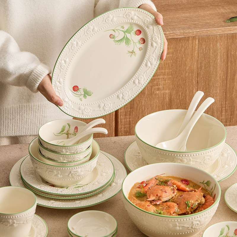 양각 딸기 세라믹 접시, 가정용 접시, 유약 컬러 식기, 밥 그릇, 국수 그릇, 특히 아름다운 그릇