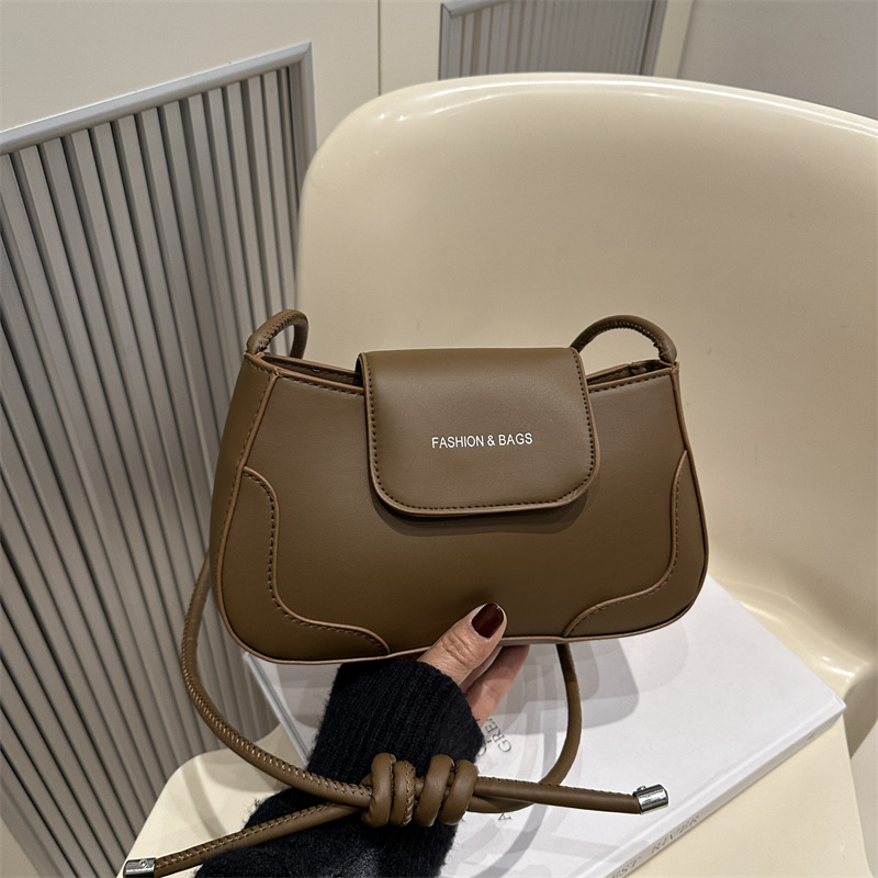 Bolsa de brazo de color sólido para mujeres 2024 invierno nuevo estilo de moda textura casual bolso de hombro estilo exterior simple bolso de moda