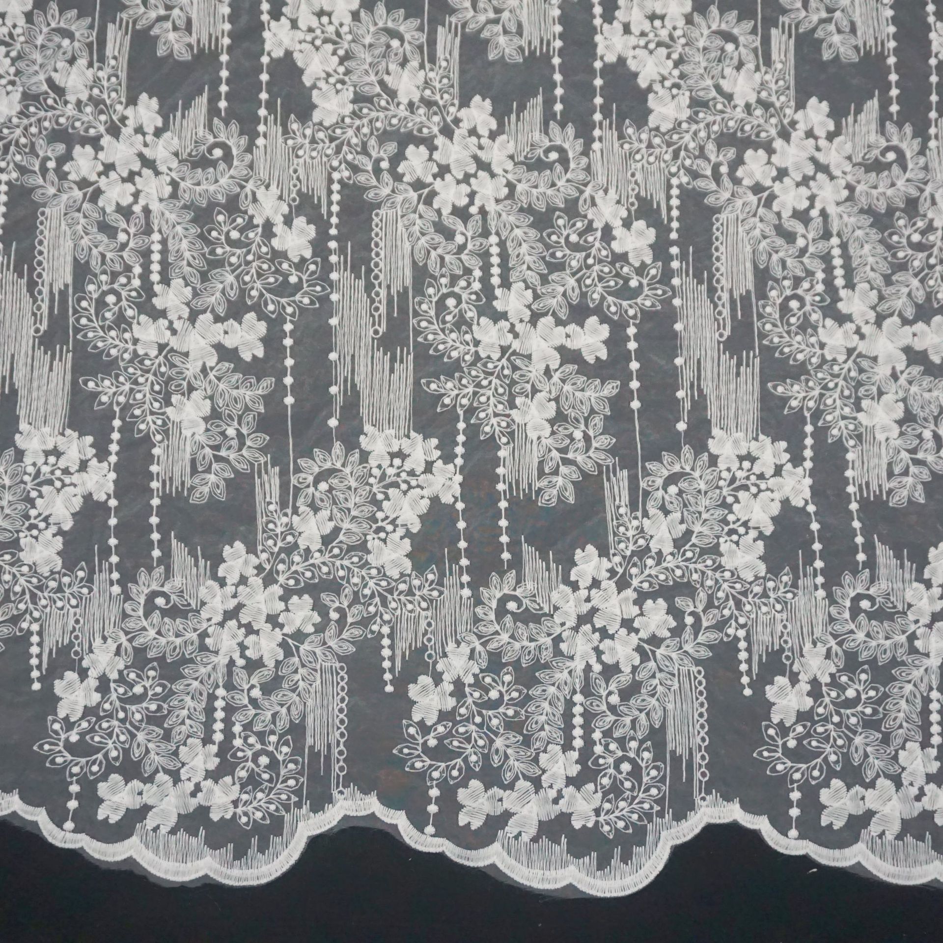 现货新品欧根纱波浪花朵满幅绣花网布女装童装蕾丝花边辅料网纱面