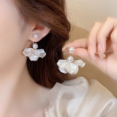 法式白色花瓣珍珠耳环气质轻奢小众高级感耳钉优雅百搭两戴款耳饰