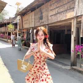 度假显白复古红碎花连衣裙收腰夏季漂亮小飞袖裙子