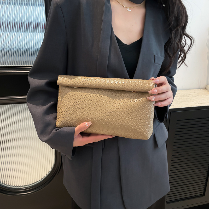 Versión coreana del bolso de mano de moda de gran capacidad 2025 nuevo bolso de sobre rizado simple de tendencia bolso de mano de temperamento de moda