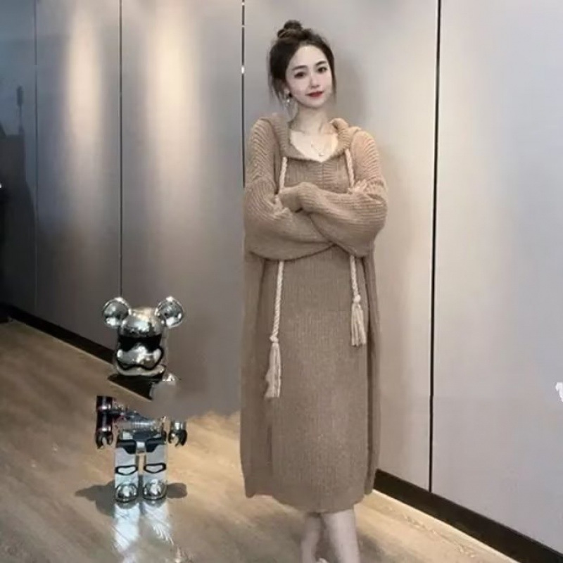 Demi-season fashionable sweater with hood for leisure